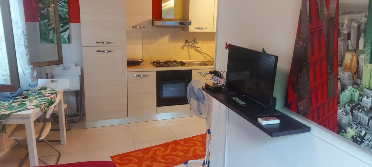 Stanza In Villa Con Giardino Con Box Doccia Idromassaggio Rent A Car Aci Bonaccorsi エクステリア 写真
