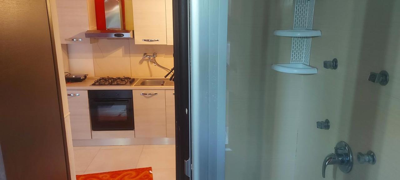 Stanza In Villa Con Giardino Con Box Doccia Idromassaggio Rent A Car Aci Bonaccorsi エクステリア 写真